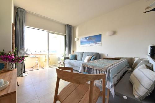 a living room with a couch and a table at Fronte mare Palau, porto turistico e spiaggia in Palau