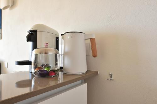 a kitchen counter with a coffee maker and fruit at Fronte mare Palau, porto turistico e spiaggia in Palau
