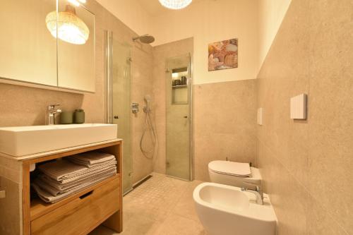 a bathroom with a sink and a toilet and a shower at Fronte mare Palau, porto turistico e spiaggia in Palau