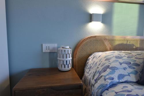 a bedroom with a bed and a table with a lamp at Fronte mare Palau, porto turistico e spiaggia in Palau