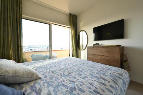a bedroom with a bed and a large window at Fronte mare Palau, porto turistico e spiaggia in Palau