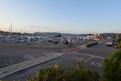 a parking lot with cars parked in a harbor at Fronte mare Palau, porto turistico e spiaggia in Palau