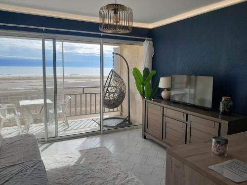 Cette chambre dispose d'une télévision et d'un balcon avec vue sur l'océan. dans l'établissement La Plage, clim et wifi, à Port-la-Nouvelle