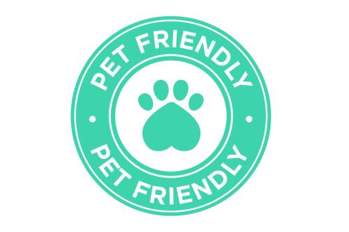 un timbro verde con il testo che ammette animali domestici internazionali di Private V3 Equipped Kitchen a Teixoso
