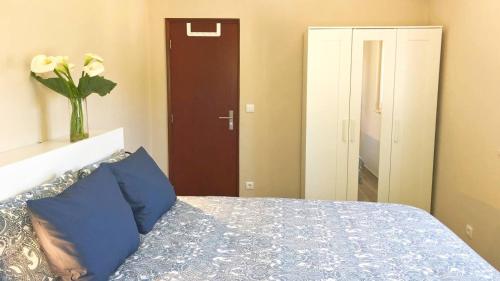 Un dormitorio con una cama con un jarrón de flores en Spacious House with Private Pool Kitchen, en Teixoso