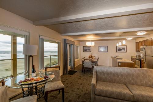 a living room with a couch and a table at Driftwood Shores Resort in Florence