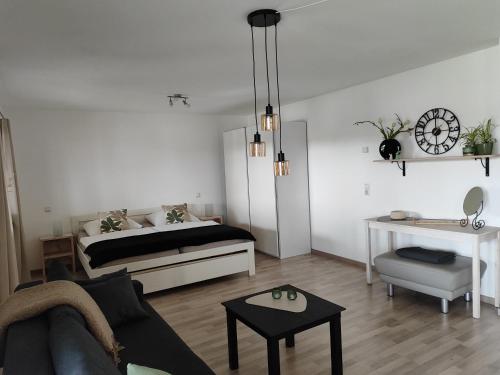 een woonkamer met een bed en een tafel bij Ferienwohnung Bühlingen in Rottweil
