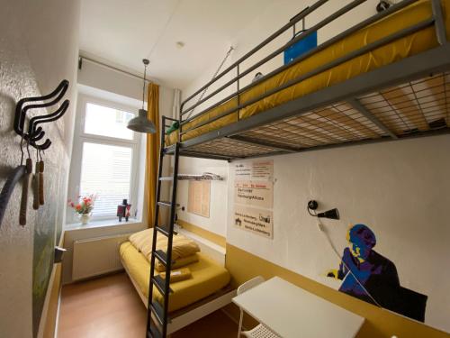 Kuchyň nebo kuchyňský kout v ubytování Kiez Hostel Berlin