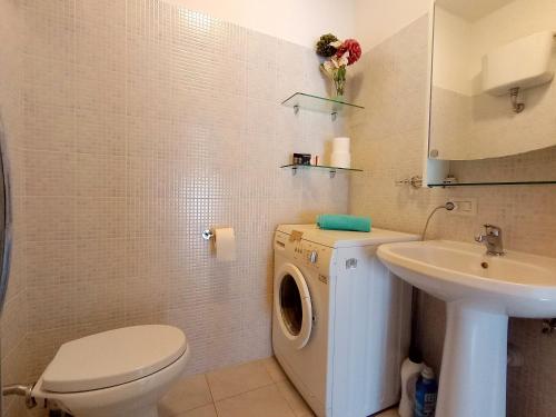 Et badeværelse på Miki1 - con piscina e campo da tennis