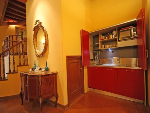 Domus Navona Pantheon في روما: مطبخ بخزائن حمراء ومغسلة