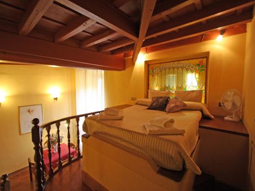 Domus Navona Pantheon في روما: غرفة نوم بها سرير مع مناشف عليه