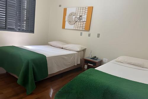 Una cama o camas en una habitación de LN Flats & Suites