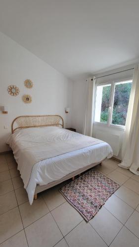 - un lit dans une chambre dotée d'une fenêtre et d'un tapis dans l'établissement Villa proche Pinarello, à Zonza