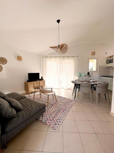 un salon avec un canapé et une table dans l'établissement Villa proche Pinarello, à Zonza