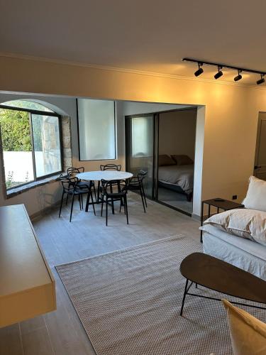 a living room with a table and chairs and a bed at Departamento en Marbella - Experiencia Única in Maitencillo