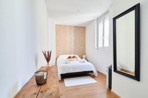 une chambre avec un lit, un miroir et une table dans l'établissement Autumn, Centre-Ville Gare, Spacieux, Netflix, à Reims