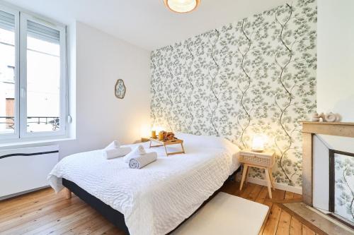 une chambre avec un lit et une cheminée dans l'établissement Autumn, Centre-Ville Gare, Spacieux, Netflix, à Reims