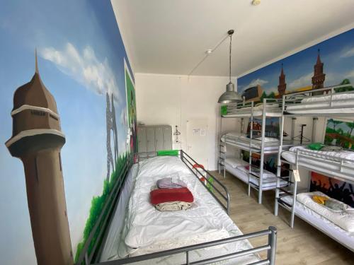 Ένα ή περισσότερα κρεβάτια σε δωμάτιο στο Kiez Hostel Berlin