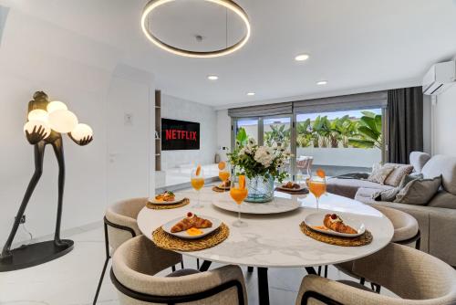 SEA VIEW I POOL I PRIVATE GARAGE I WI-FI I WINE l COFFEE