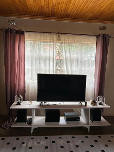 TV a/nebo společenská místnost v ubytování Cozy chalala