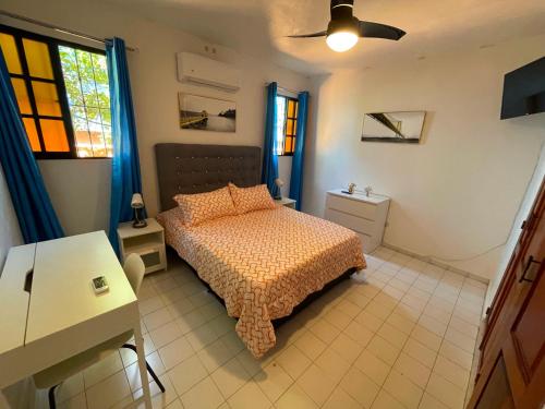 une chambre avec un lit, un bureau et une fenêtre dans l'établissement Casa Corona Plaza, à Santiago de los Caballeros