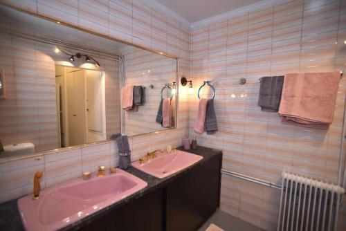Canto-Home Alongside The Acropolis