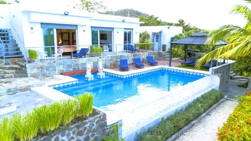 Lakeview Granada Hotel Boutique في غرناطة: حمام سباحة أمام منزل