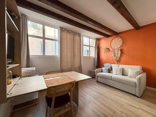 un salon avec une table et un canapé dans l'établissement Studio lumineux centre Aix en Provence, à Aix-en-Provence