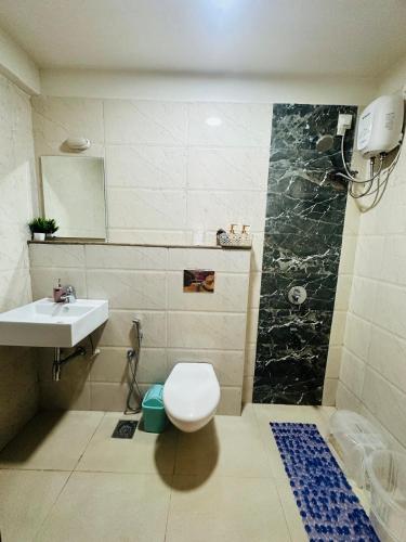 ヴァガトールにあるChic 1BHK in Vagator with Pool access near beachのトイレと洗面台付きのバスルーム