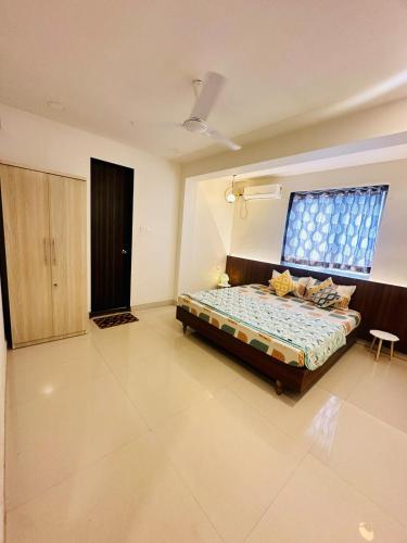 ヴァガトールにあるChic 1BHK in Vagator with Pool access near beachのベッドと窓のある寝室