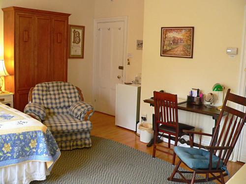 1 dormitorio con cama, escritorio y silla en The Morrison House Bed and Breakfast, en Somerville