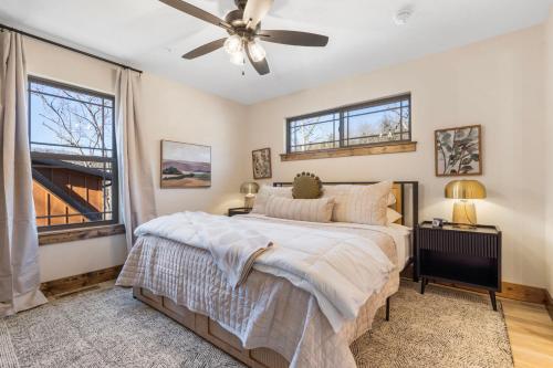 ein Schlafzimmer mit einem Bett und einem Deckenventilator in der Unterkunft Firepit-Pvt Hot Tub-Cozy Retreat-Free Attraction Tickets-Cmty Indoor Pool in Hollister