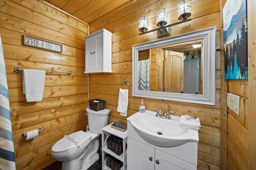a bathroom with a toilet sink and a mirror at Todd Escape in Todd