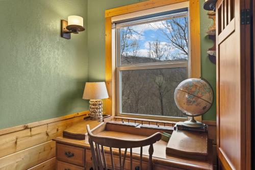 a room with a desk with a window and a globe at Todd Escape in Todd