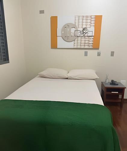 Una cama o camas en una habitación de LN Flats & Suites