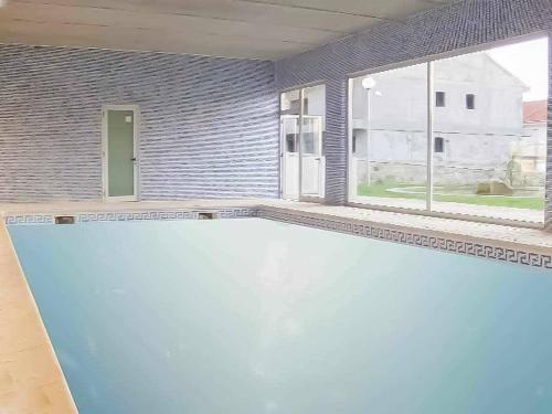 een lege kamer met een groot raam in een huis bij Be in Paradise Villa in Esposende