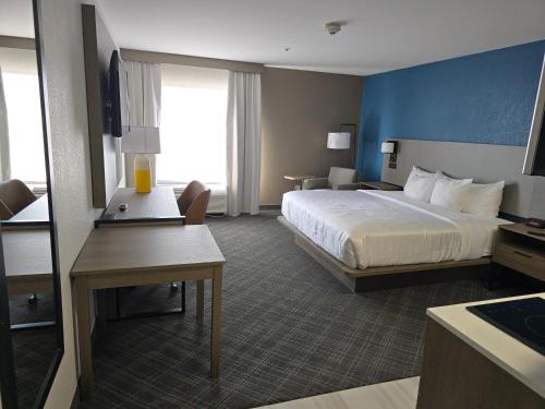 Ένα ή περισσότερα κρεβάτια σε δωμάτιο στο Comfort Inn Bourbonnais near I-57