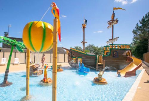 un parc aquatique avec un toboggan et des toboggans dans l'établissement Séjour Idéal en Mobil-home 6 à 8 Personnes, à Pont-de-Salars