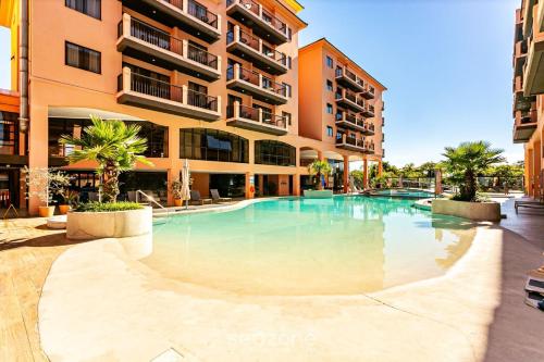 弗洛里亚诺波利斯Resort pé na areia - Suítes JBVTOP的建筑物前的一个空游泳池