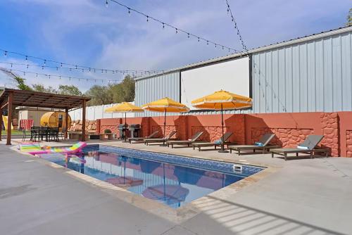 Πισίνα στο ή κοντά στο 9BR 6BA Amenity Filled with Pool, Sauna, Ping Pong, Game Room and More