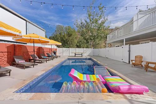 Πισίνα στο ή κοντά στο 9BR 6BA Amenity Filled with Pool, Sauna, Ping Pong, Game Room and More