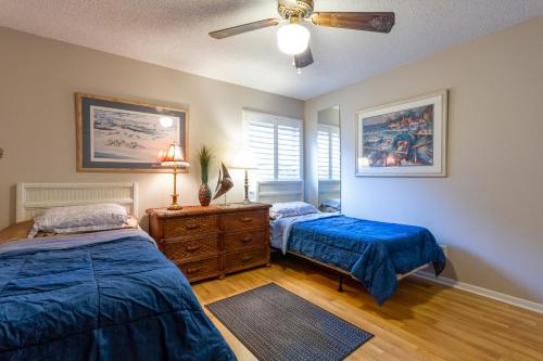 Ένα ή περισσότερα κρεβάτια σε δωμάτιο στο Quiet Condo about 10 Mi to Dtwn Pensacola