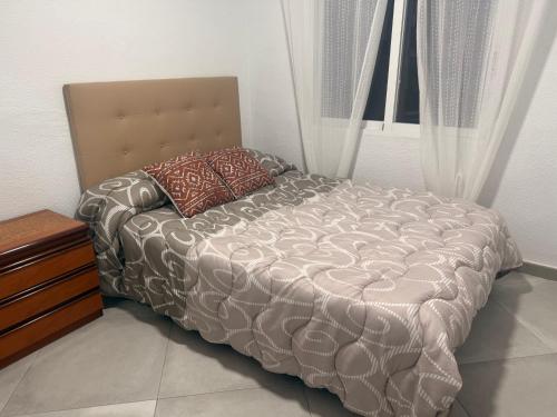 ein Bett in einem Zimmer mit einem Fenster in der Unterkunft Habitación Matrimonio cerca a la Playa de Poniente in Benidorm