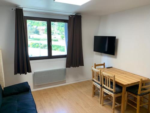 Televisyen dan/atau pusat hiburan di Studio Serre Chevalier 50 m des pistes GRAND PRE