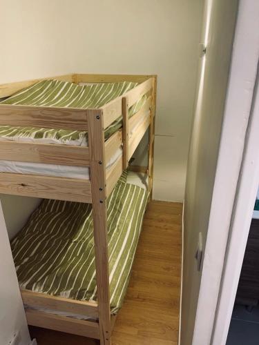 un lit superposé en bois dans une petite pièce dans l'établissement Studio Serre Chevalier 50 m des pistes GRAND PRE, à La Salle Les Alpes