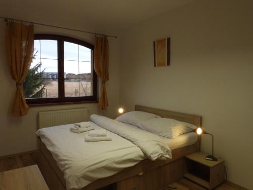 Un dormitorio con una cama con dos toallas encima. en Apartmán PAULA, en Veľká Lomnica