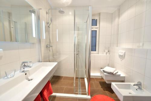 ein Badezimmer mit Dusche, Waschbecken und Toilette in der Unterkunft Altstadtapartment Hochparterre in Heidelberg