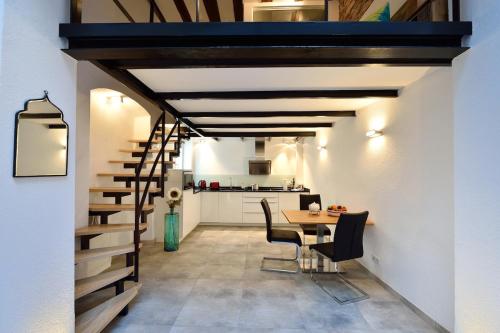 comedor y cocina con mesa y escaleras en Altstadtapartment Remise, en Heidelberg