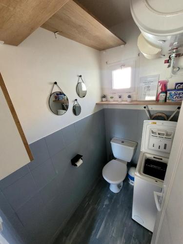 une petite salle de bain avec toilettes et lavabo dans l'établissement Bandol Sud, à Bandol