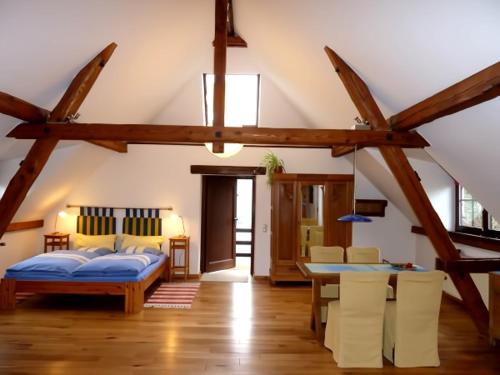 Ένα ή περισσότερα κρεβάτια σε δωμάτιο στο Beautiful condo with big garden